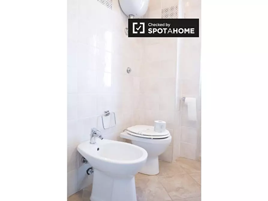 Immagine 5 di Camera condivisa in affitto  in Via Venzone a Roma