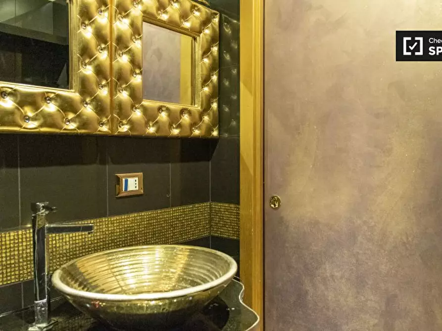 Immagine 3 di Camera condivisa in affitto  in Via dei Campi Flegrei a Roma