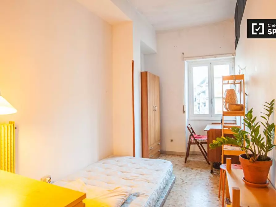 Immagine 2 di Camera condivisa in affitto  in Via Zenodossio a Roma