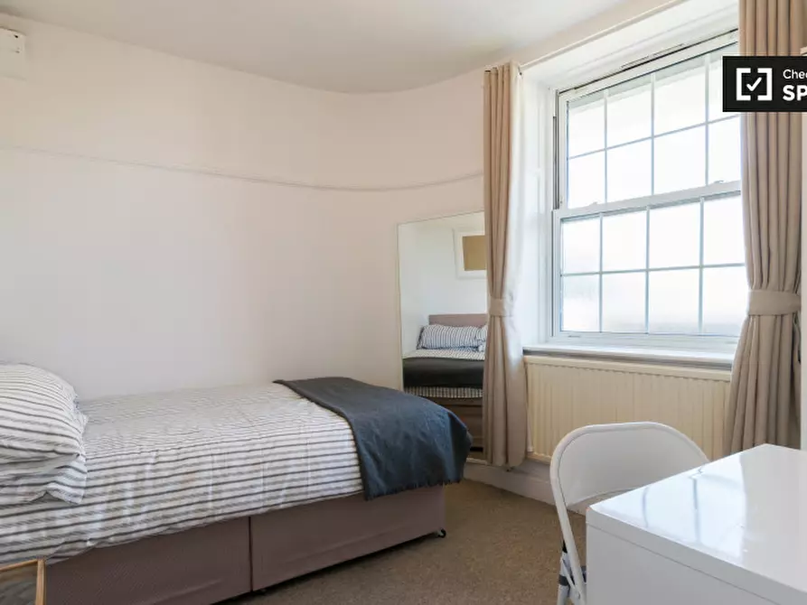 Immagine 1 di Camera condivisa in affitto  in Becklow Gardens a Hammersmith