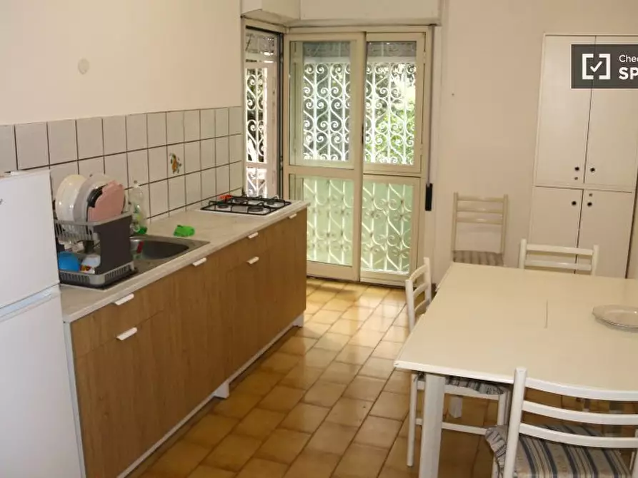 Immagine 7 di Camera condivisa in affitto  in Via Giuseppe de Robertis a Roma