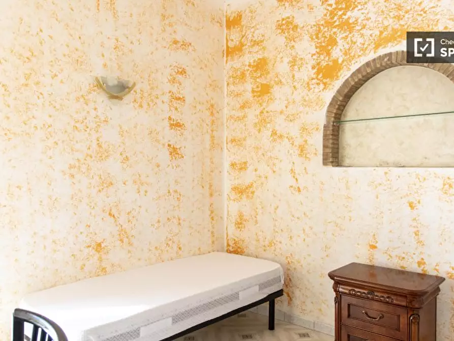 Immagine 3 di Camera condivisa in affitto  in Via Simone Ghini a Roma