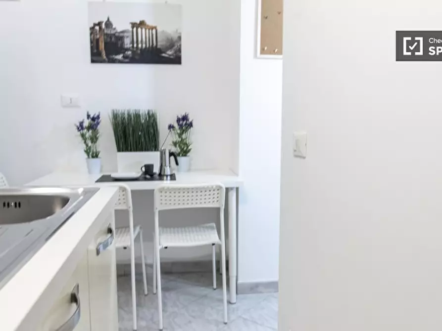 Immagine 13 di Camera condivisa in affitto  in Via in Selci a Roma