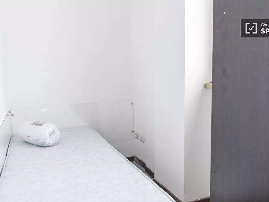 Immagine 2 di Camera condivisa in affitto  in Via Gregorio Ricci Curbastro a Roma