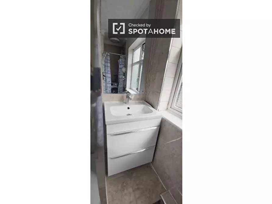 Immagine 17 di Camera condivisa in affitto  in Blackbush Ave, Romford RM6 5TU, UK a Barking