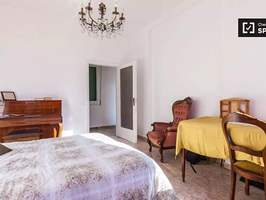 Immagine 3 di Camera condivisa in affitto  in Via Nemorense a Roma