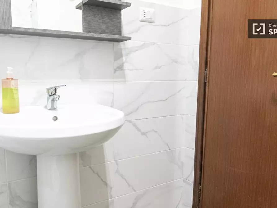 Immagine 15 di Camera condivisa in affitto  in Via Vetulonia a Roma
