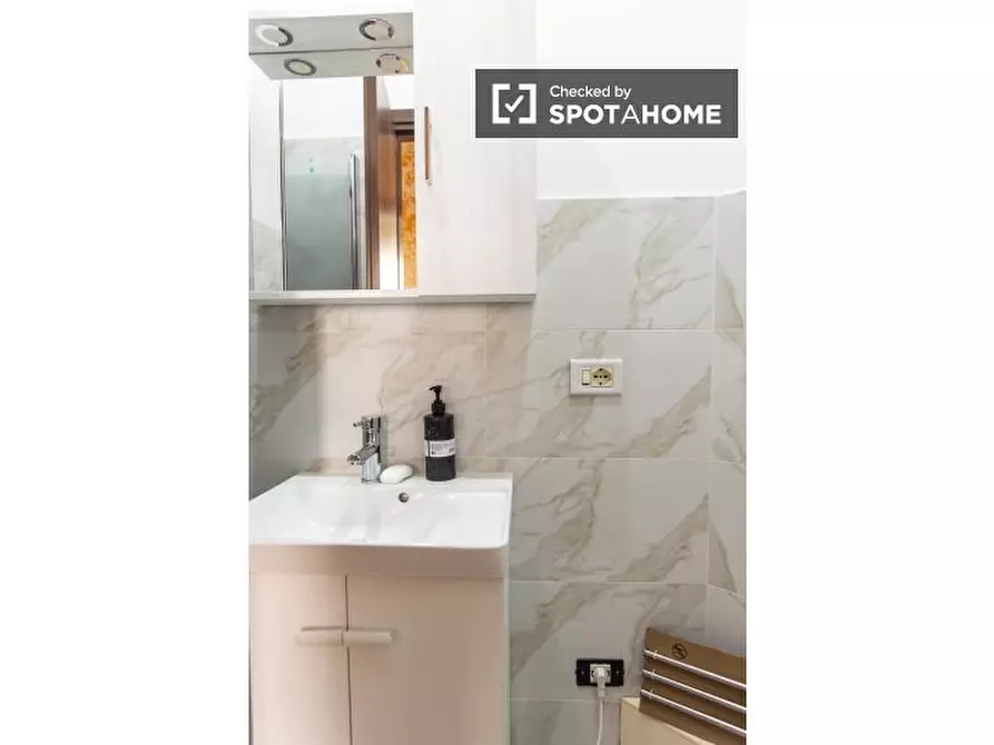 Immagine 17 di Camera condivisa in affitto  in Via Simone Ghini a Roma