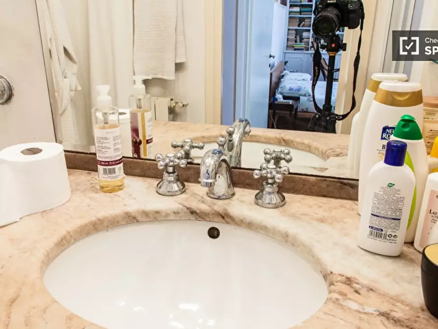 Immagine 11 di Camera condivisa in affitto  in Via Coviello a Roma