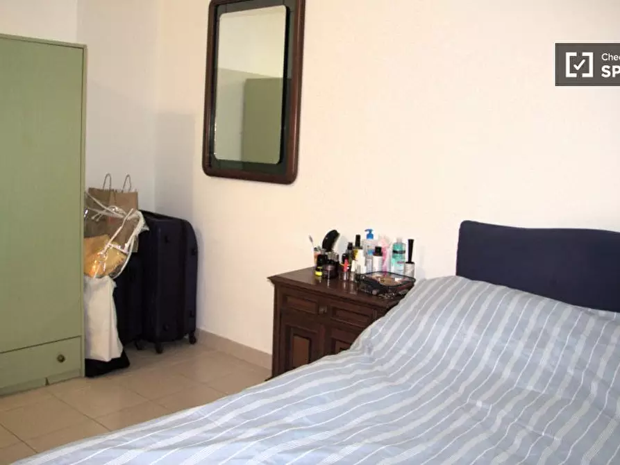 Immagine 1 di Camera condivisa in affitto  in Via Giuseppe de Robertis a Roma