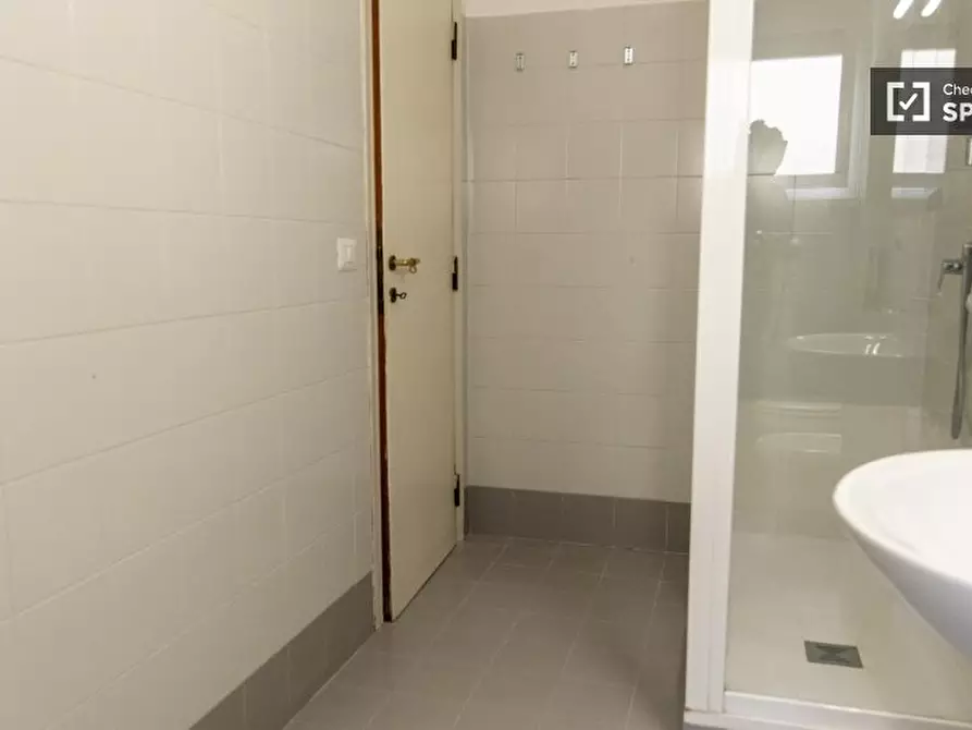 Immagine 18 di Camera condivisa in affitto  in Lungotevere di Pietra Papa a Roma