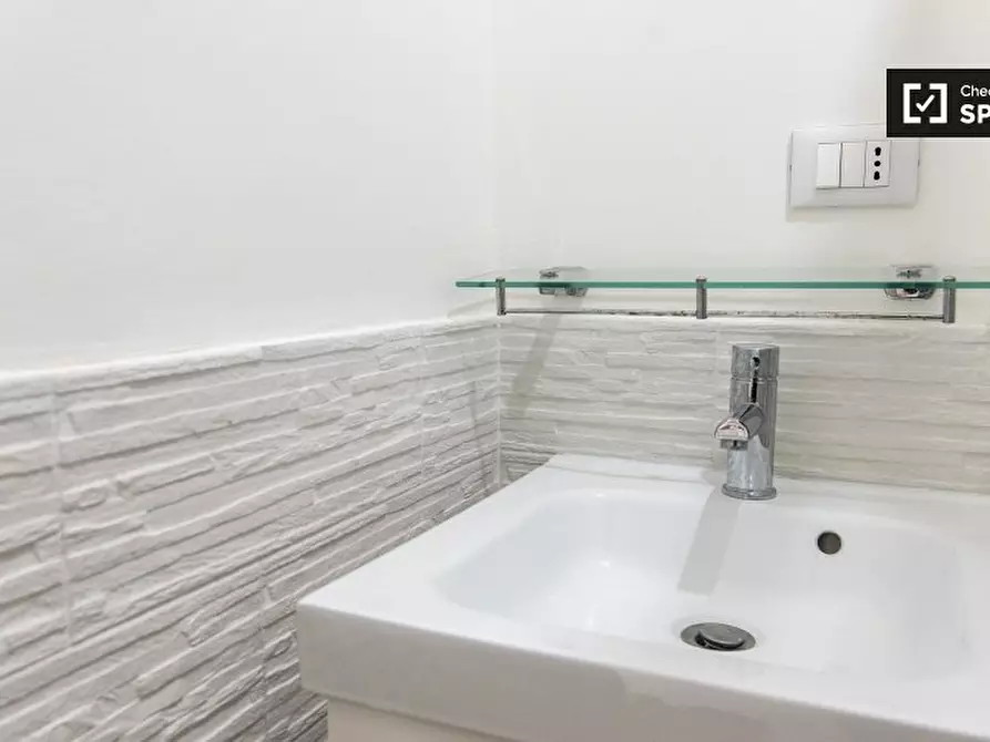 Immagine 17 di Camera condivisa in affitto  in Via Francesco Grimaldi a Roma