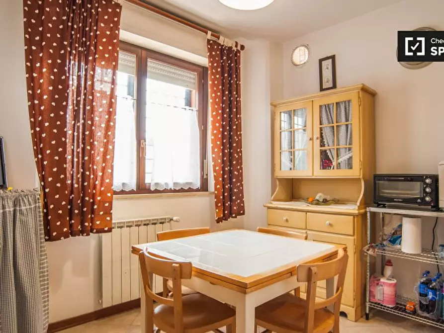 Immagine 10 di Camera condivisa in affitto  in Via del Podere Fiume a Roma