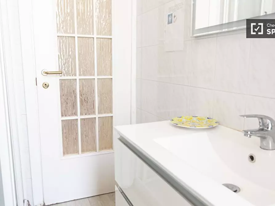 Immagine 14 di Camera condivisa in affitto  in via Carlo Emanuele a Roma