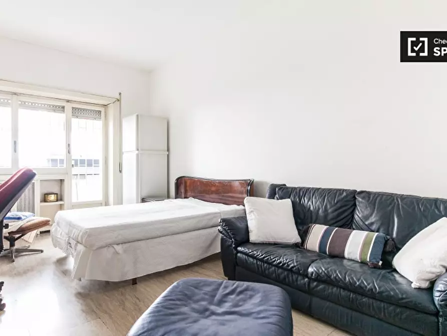 Immagine 2 di Camera condivisa in affitto  in Via Pietro Mascagni a Roma