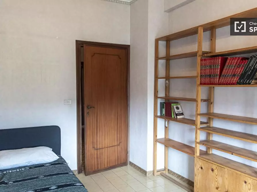 Immagine 3 di Camera condivisa in affitto  in Via Angelo Berardi a Roma