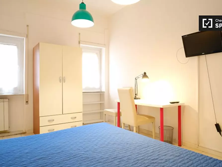 Immagine 2 di Camera condivisa in affitto  in Viale dell'Arte, 00144 Roma RM, Italy a Roma