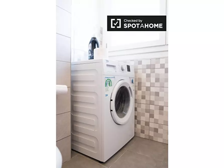 Immagine 10 di Camera condivisa in affitto  in Via Salvatore Pincherle a Roma