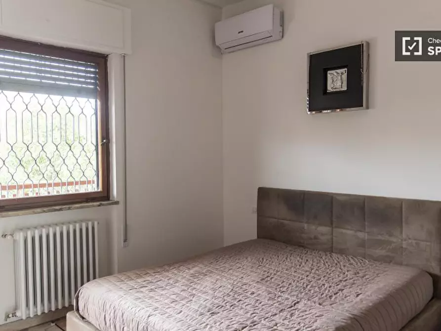 Immagine 3 di Camera condivisa in affitto  in Via Mattia Battistini a Roma