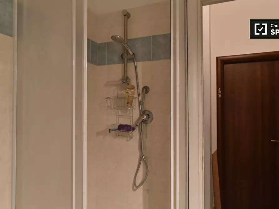 Immagine 19 di Camera condivisa in affitto  in Via dei Liburni a Roma