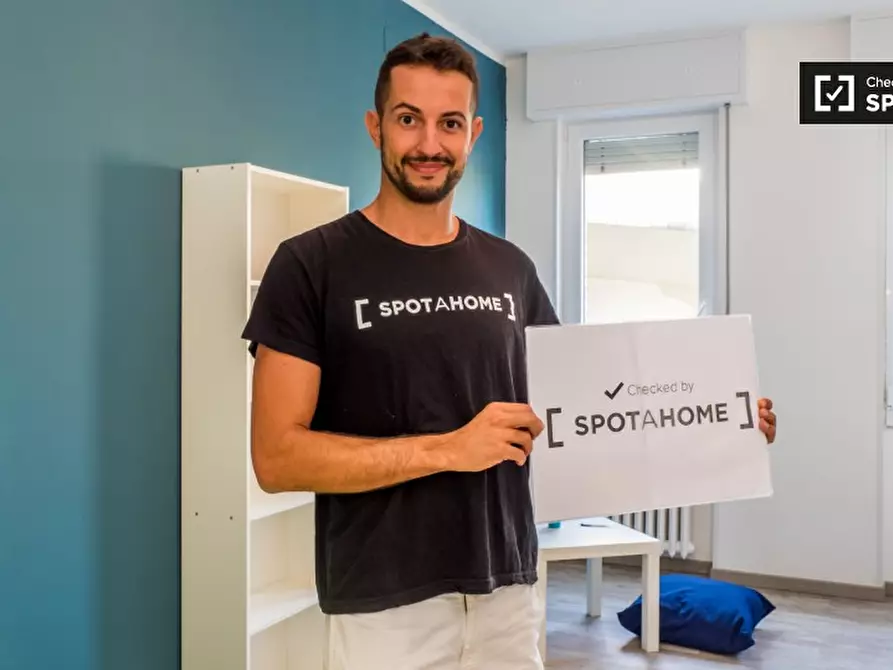 Immagine 6 di Camera condivisa in affitto  in Via Longarone a Milano