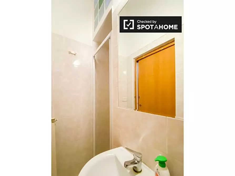 Immagine 8 di Camera condivisa in affitto  in Piazza Vittorio Emanuele II a Roma