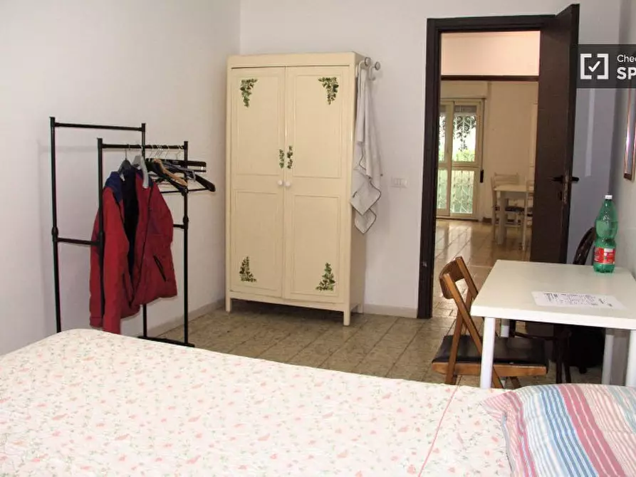 Immagine 1 di Camera condivisa in affitto  in Via Giuseppe de Robertis a Roma