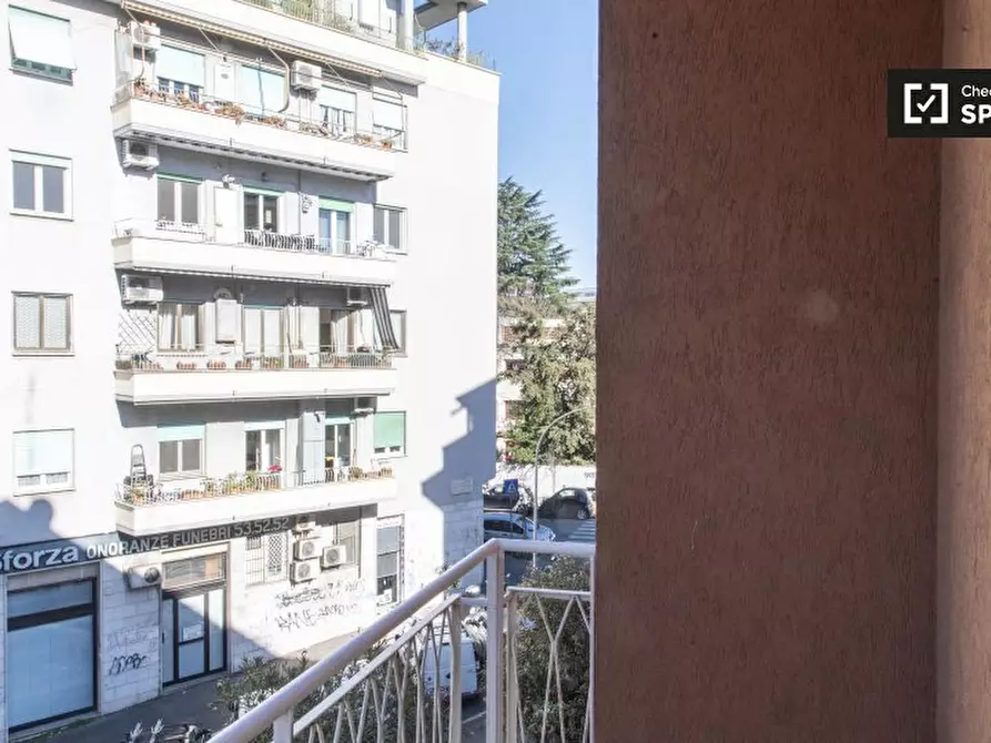 Immagine 5 di Camera condivisa in affitto  in Via di Val Tellina a Roma
