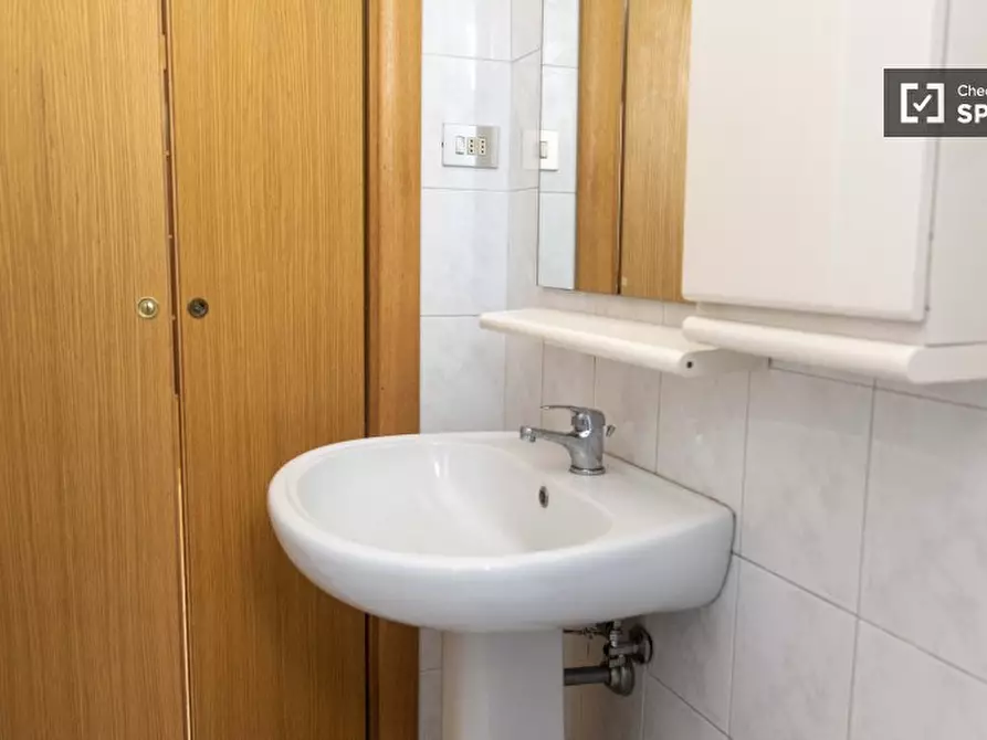 Immagine 15 di Camera condivisa in affitto  in Via della Fisica a Roma