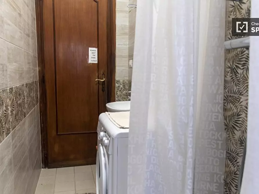 Immagine 11 di Camera condivisa in affitto  in Via Mattia Battistini a Roma