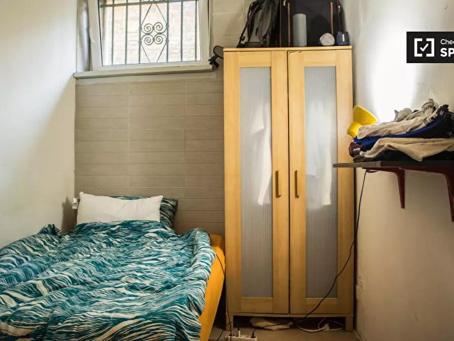 Immagine 1 di Camera condivisa in affitto  in Vicolo del Vicario, 00165 Roma RM, Italy a Roma