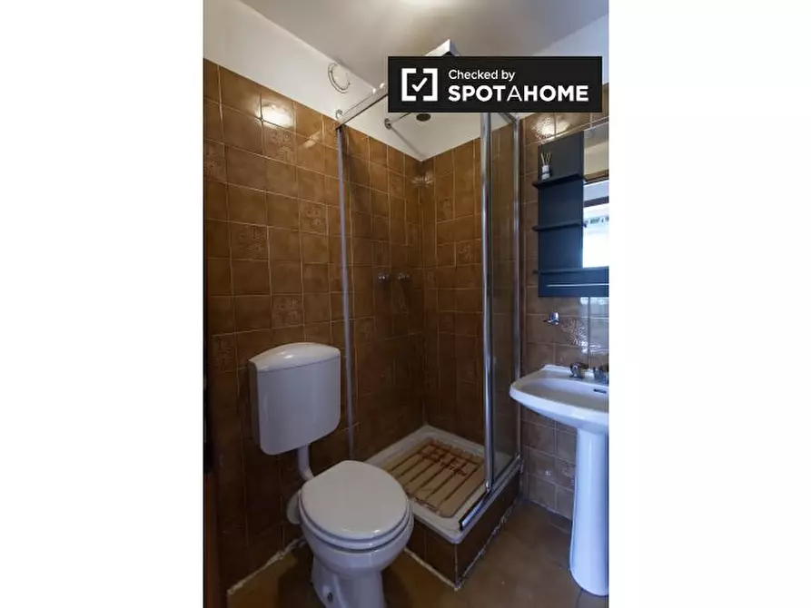 Immagine 5 di Camera condivisa in affitto  in Via Valentino Banal, 00177 Roma RM, Italy a Roma