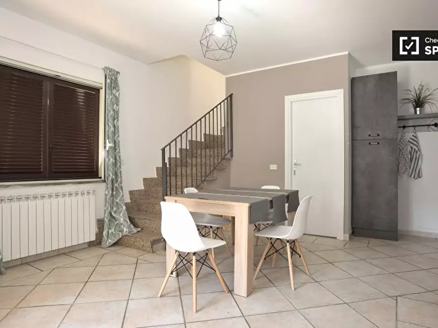 Immagine 4 di Camera condivisa in affitto  in Via Raddusa a Roma