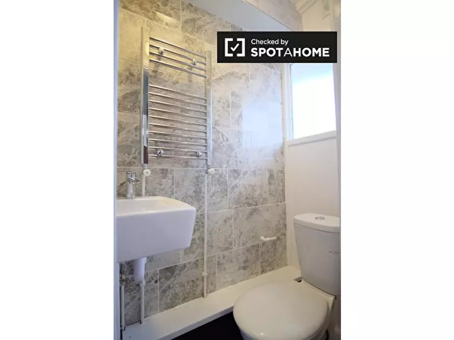 Immagine 15 di Camera condivisa in affitto  in Swanton Gardens, London SW19 6BL, UK a Merton