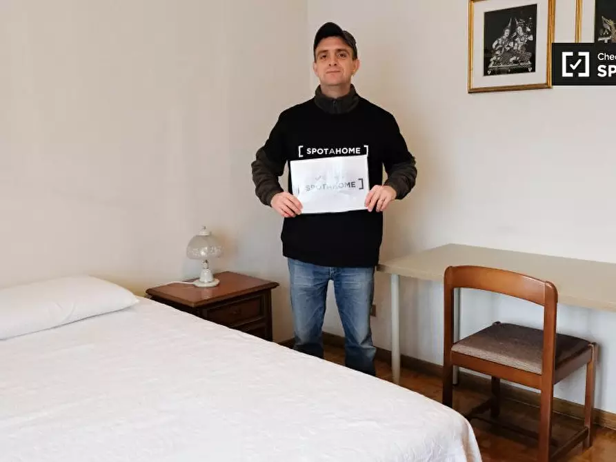 Immagine 5 di Camera condivisa in affitto  in Via Castroregio a Roma