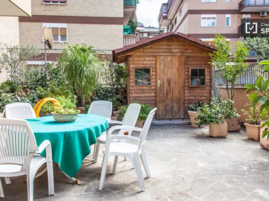 Immagine 13 di Camera condivisa in affitto  in Via Coviello a Roma