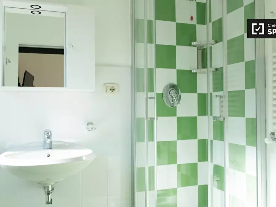 Immagine 4 di Camera condivisa in affitto  in Via dei Giovi a Roma