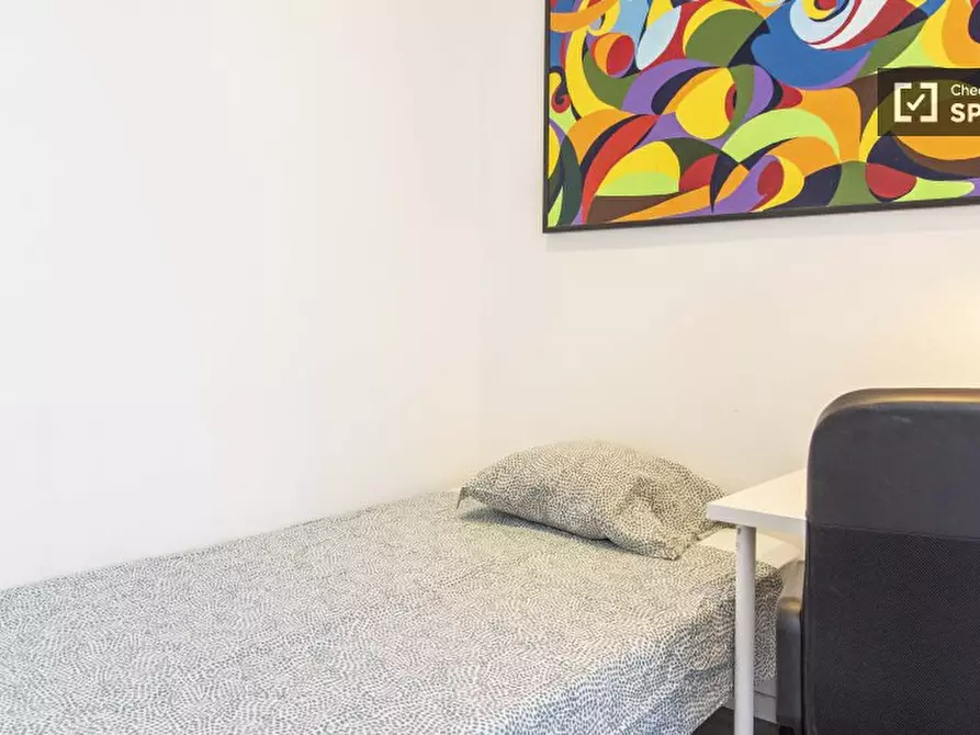 Immagine 4 di Camera condivisa in affitto  in Viale Eretum a Roma