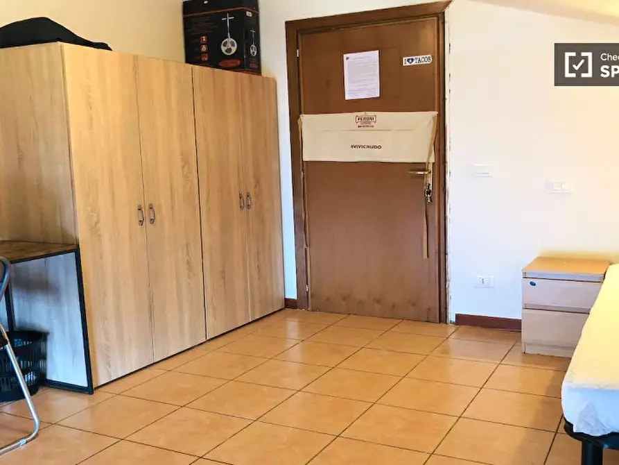 Immagine 2 di Camera condivisa in affitto  in Via Alessandro Brisse a Roma