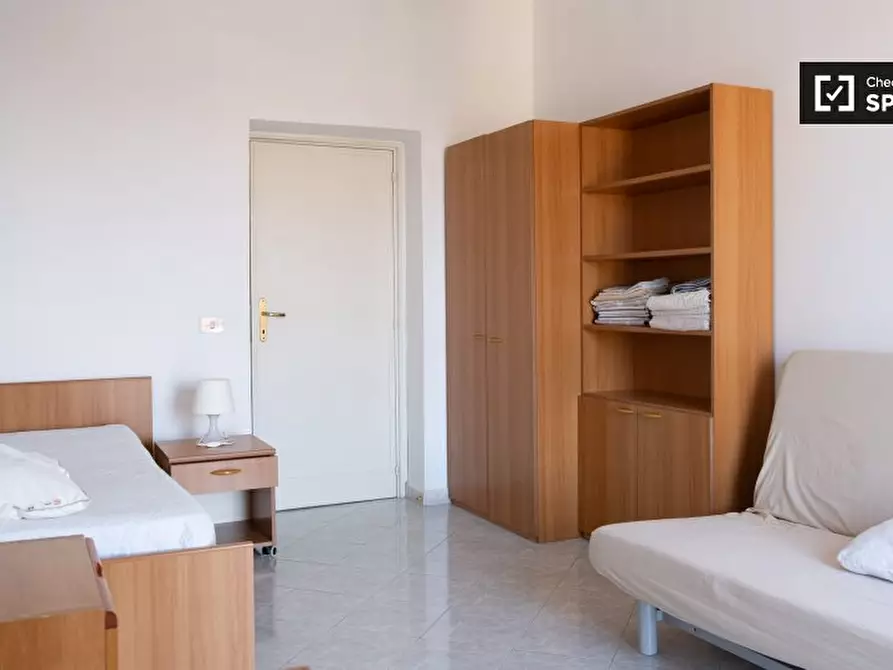 Immagine 3 di Camera condivisa in affitto  in Via Alfonso Borelli a Roma