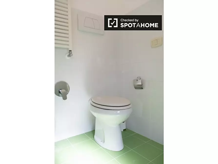 Immagine 6 di Camera condivisa in affitto  in Via dei Giovi a Roma