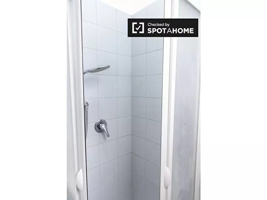 Immagine 10 di Camera condivisa in affitto  in Via Luca Valerio a Roma