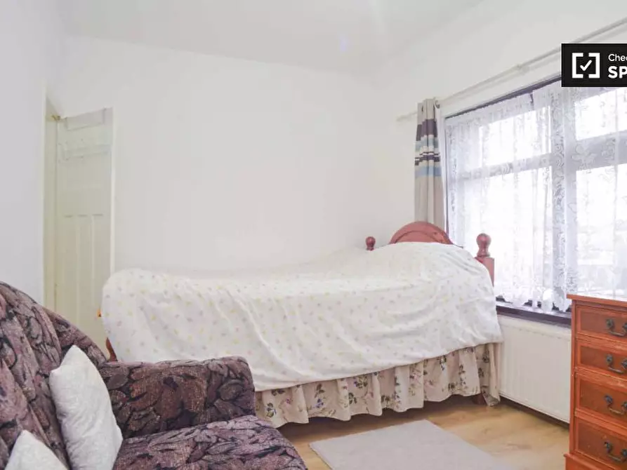 Immagine 2 di Camera condivisa in affitto  in Green Ln a Staines