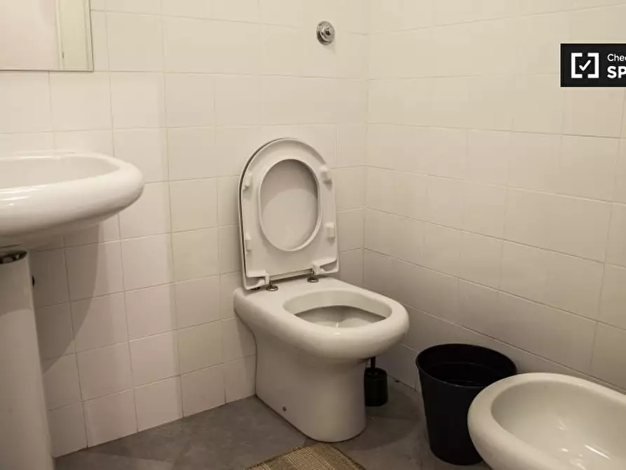 Immagine 12 di Camera condivisa in affitto  in Largo Magnagrecia a Roma