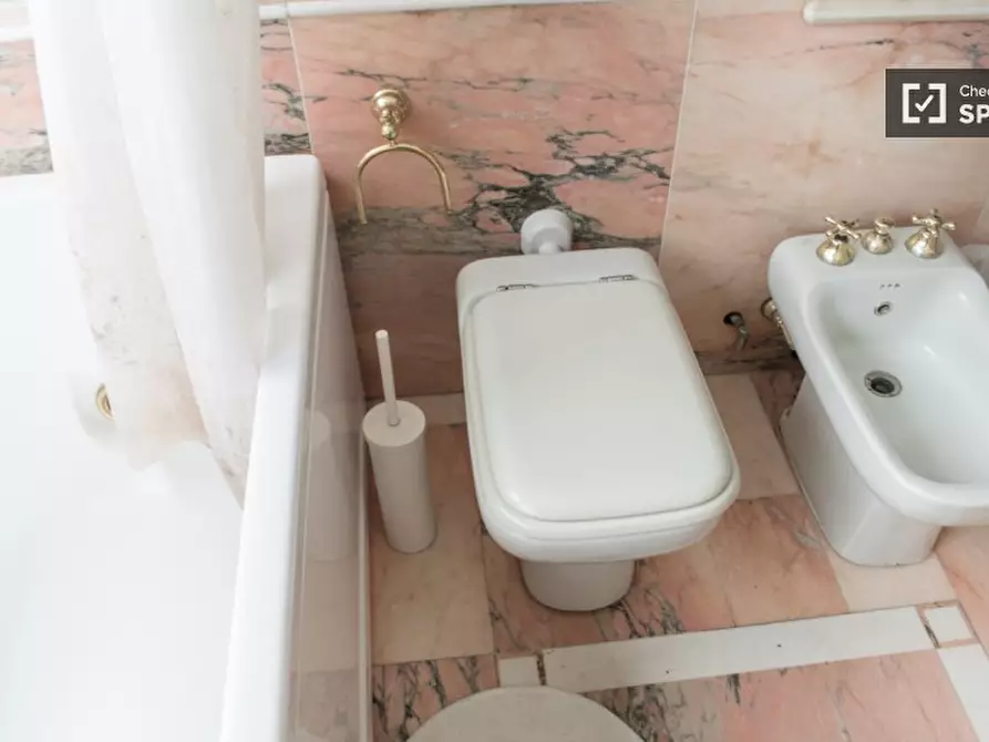 Immagine 14 di Camera condivisa in affitto  in Via Guattani a Roma