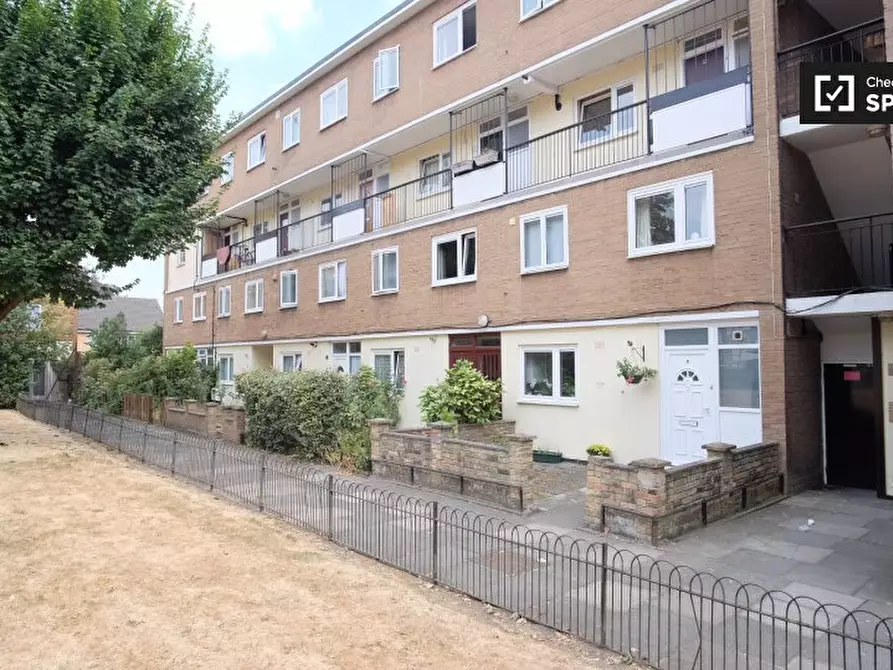 Immagine 12 di Camera condivisa in affitto  in Swanton Gardens, London SW19 6BL, UK a Merton