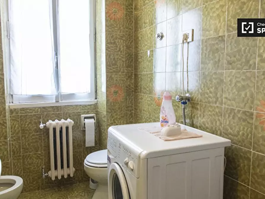 Immagine 12 di Camera condivisa in affitto  in Via di Val Tellina a Roma