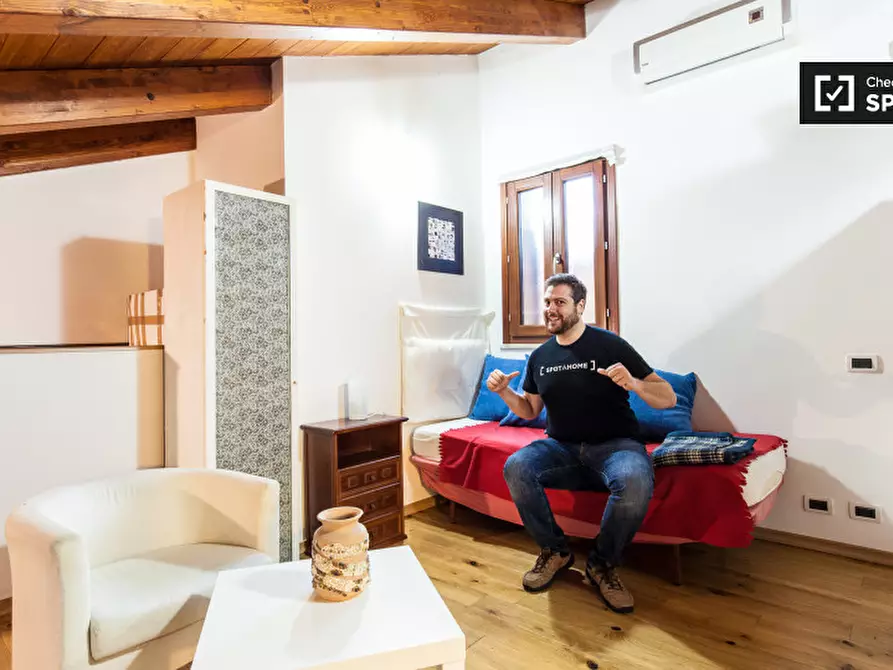 Immagine 13 di Camera condivisa in affitto  in Via Sarzana a Roma