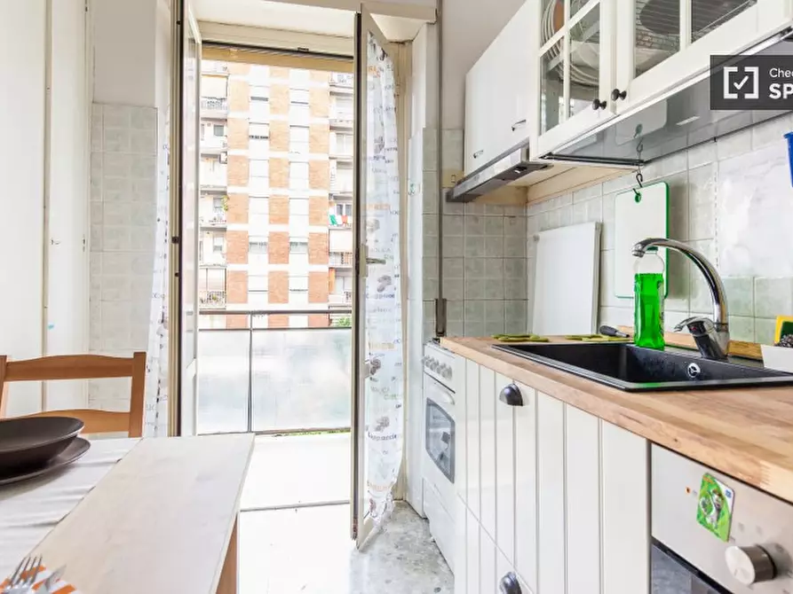 Immagine 11 di Camera condivisa in affitto  in Viale Partenope a Roma