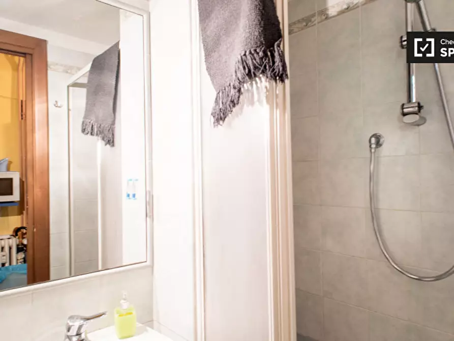 Immagine 8 di Camera condivisa in affitto  in Via degli Equi a Roma